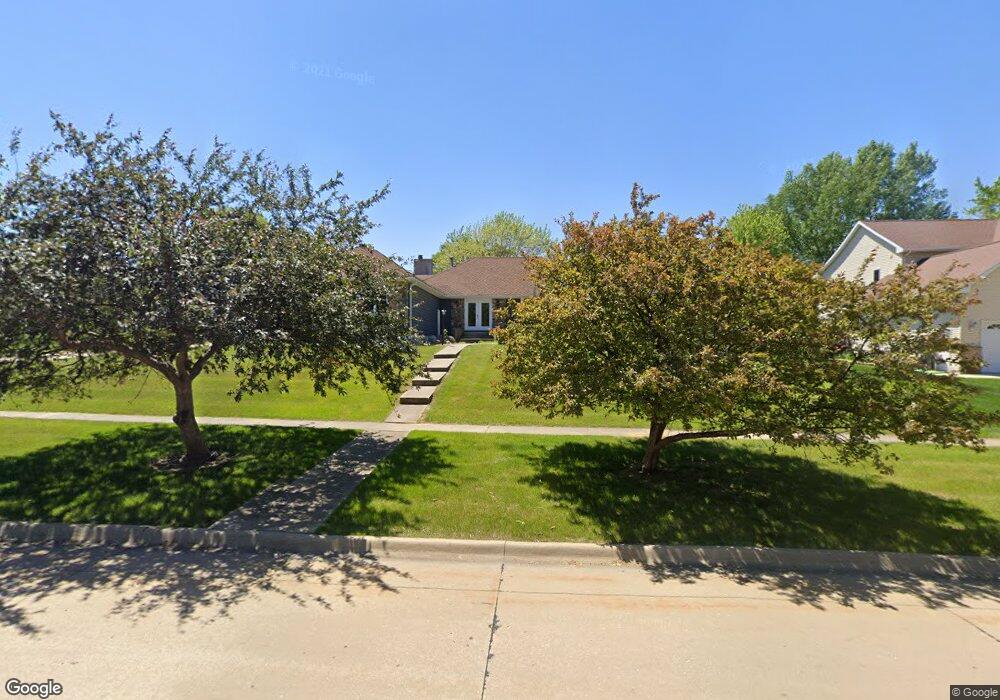 2702 Minnetonka Dr, Cedar Falls, IA 50613 - photo 1