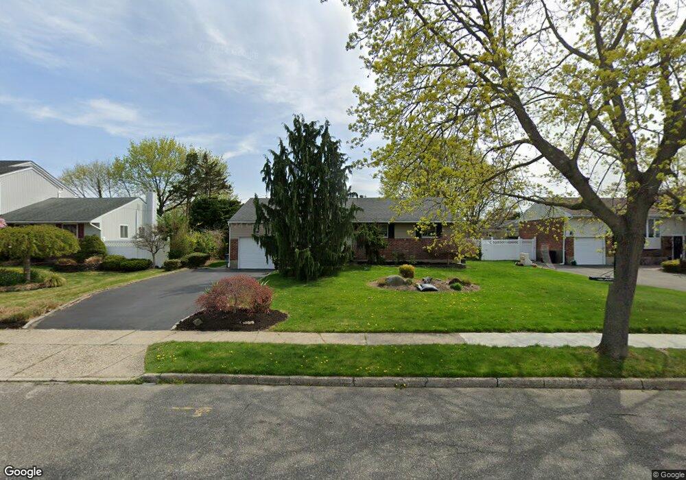 25 Bluegrass Ln, ComMacK, NY 11725 - photo 1