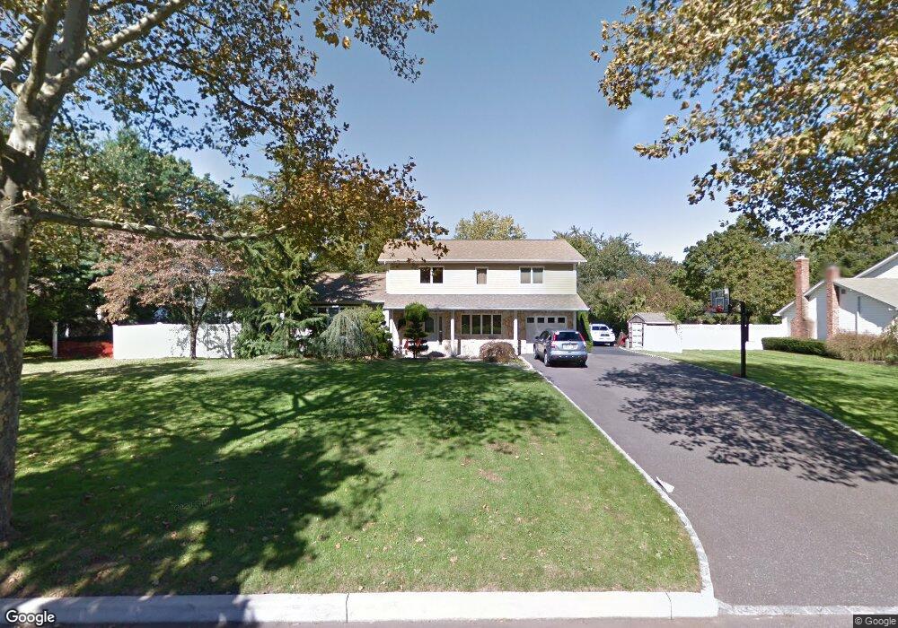 5 Daron Ln, ComMacK, NY 11725 - photo 1