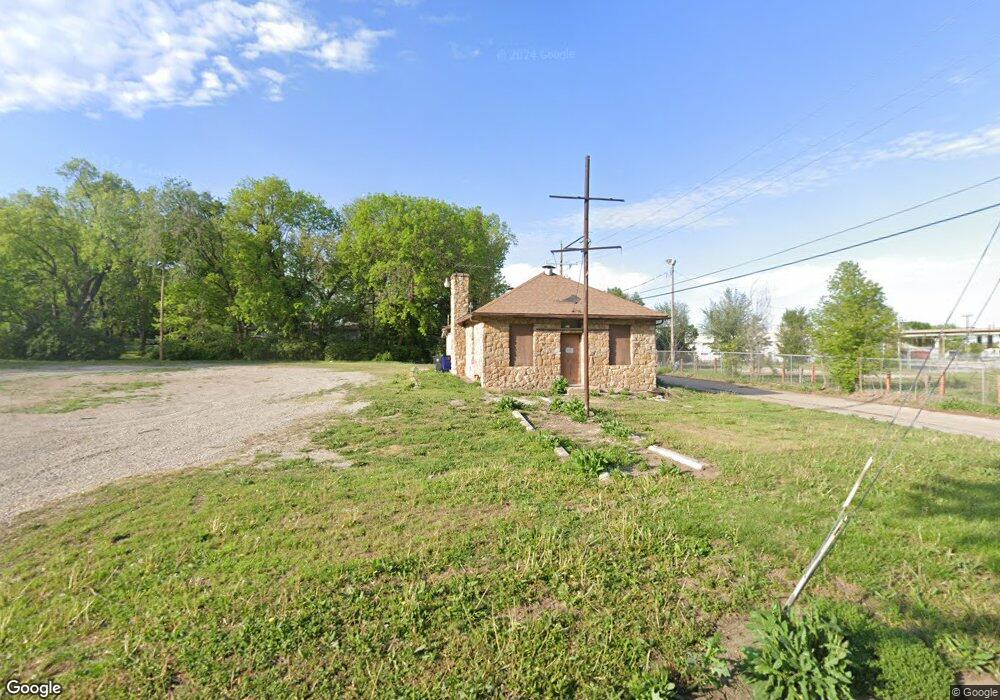 712 SW 2nd St, Topeka, KS 66603 - photo 1