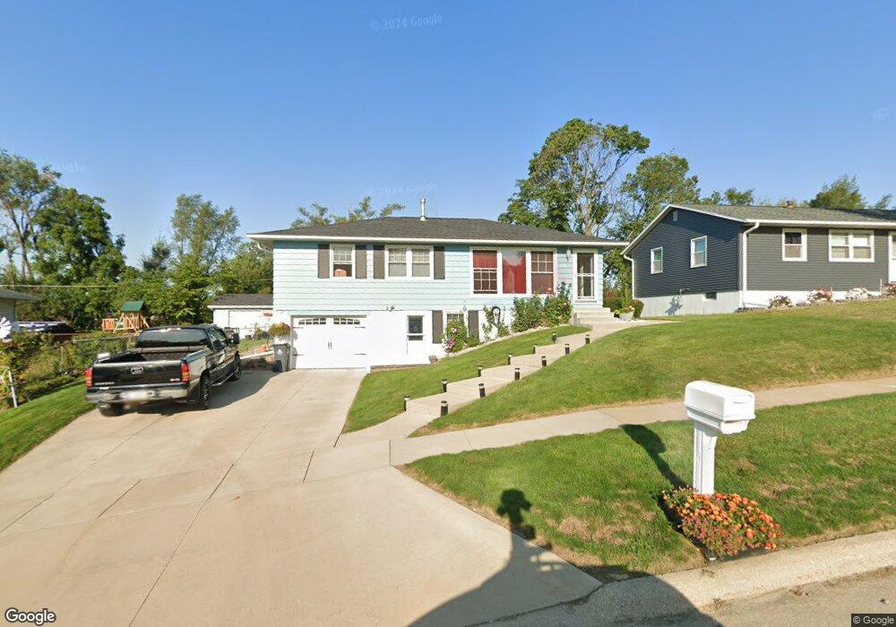 3326 Clover Dr SW, Cedar Rapids, IA 52404 - photo 1