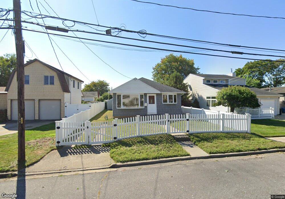 33 E Minerva Rd, Lindenhurst, NY 11757 - photo 1