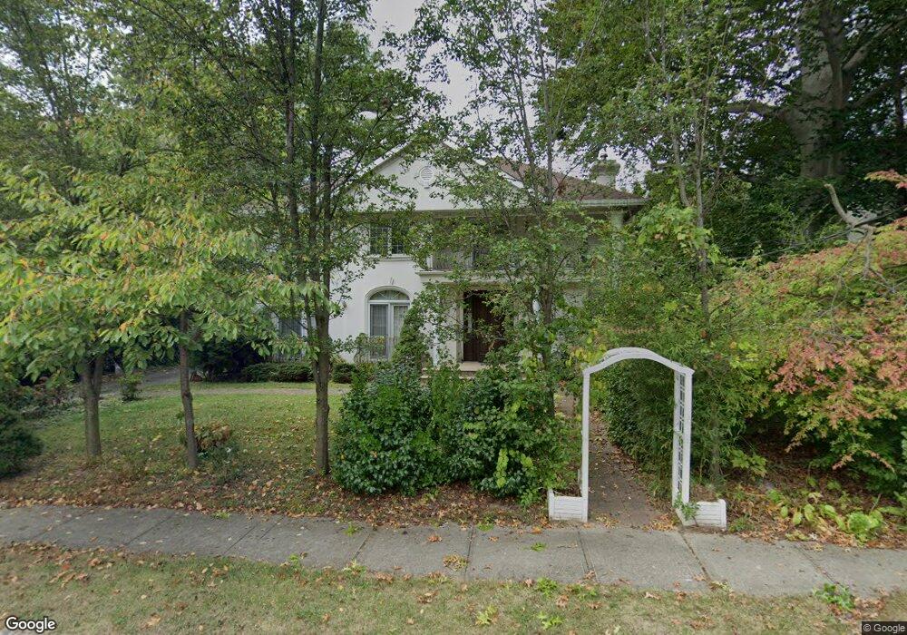 18 Pont St, Great Neck, NY 11021 - photo 1