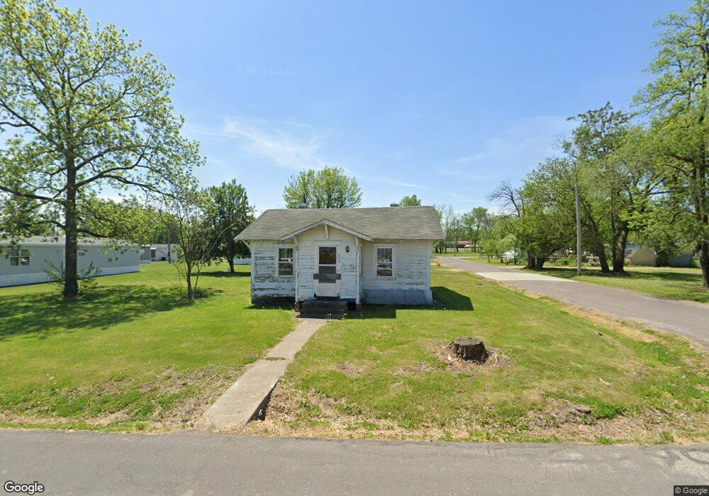 204 E Hinton Ave, Moberly, MO 65270 - photo 1