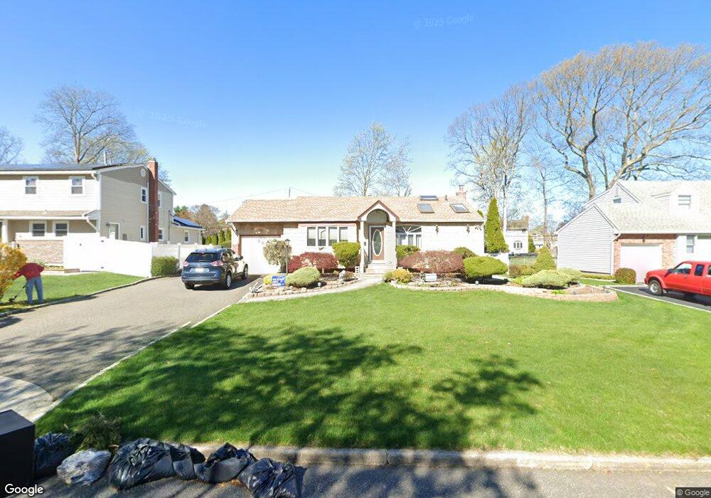 28 Crocus Ln, ComMacK, NY 11725 - photo 1