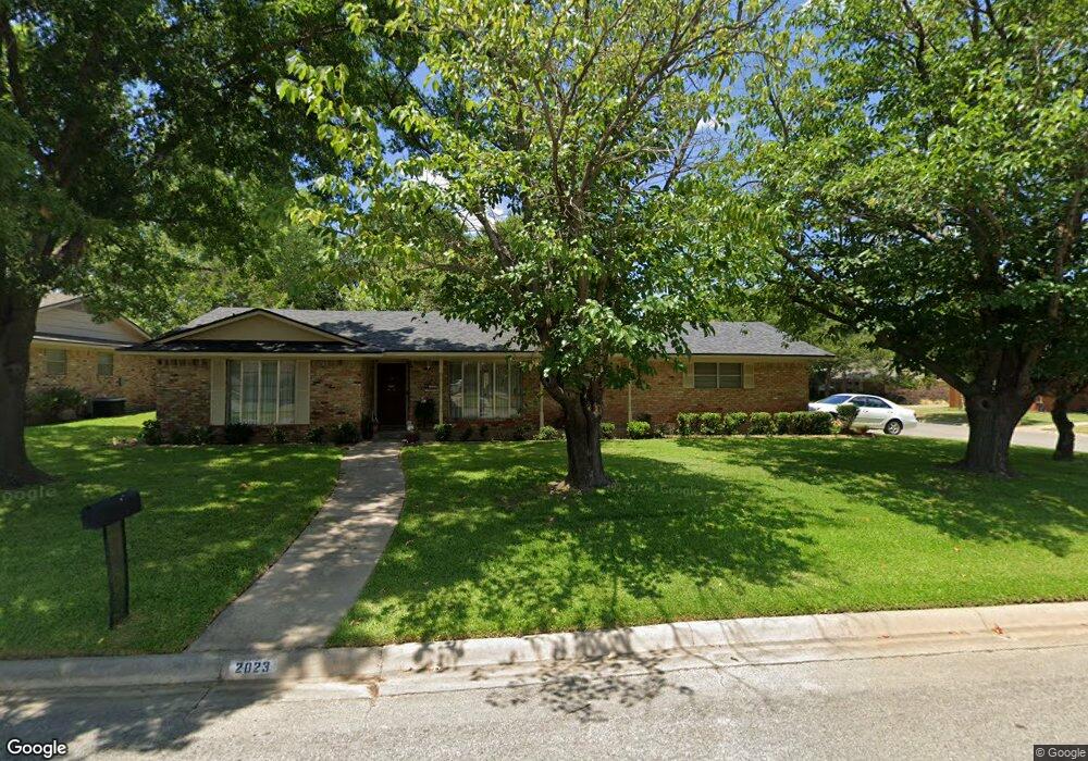 2023 Greenbriar Dr, Gainesville, TX 76240 - photo 1