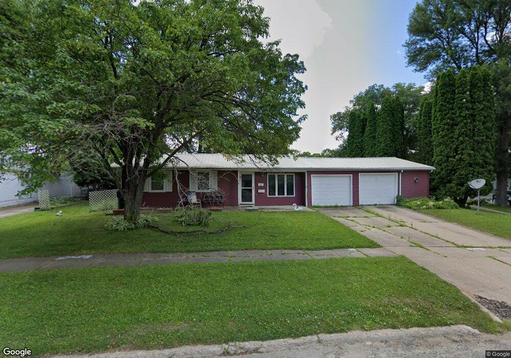 1212 Cheyenne Rd NW, Cedar Rapids, IA 52405 - photo 1