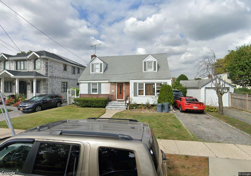 422 Jackson Ave, Mineola, NY 11501 - photo 1