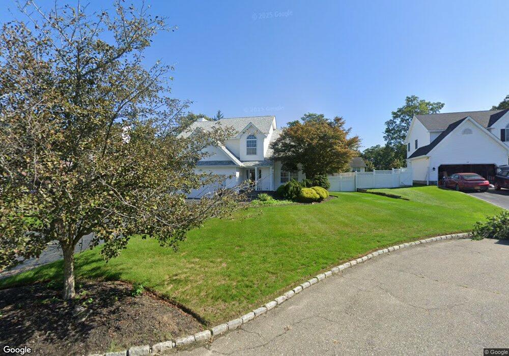 7 Tecumseh Ct, ComMacK, NY 11725 - photo 1