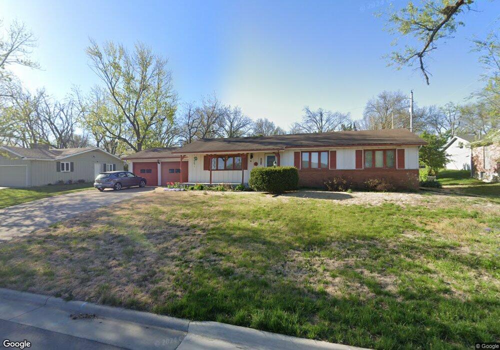4725 SW 30th St, Topeka, KS 66614 - photo 1