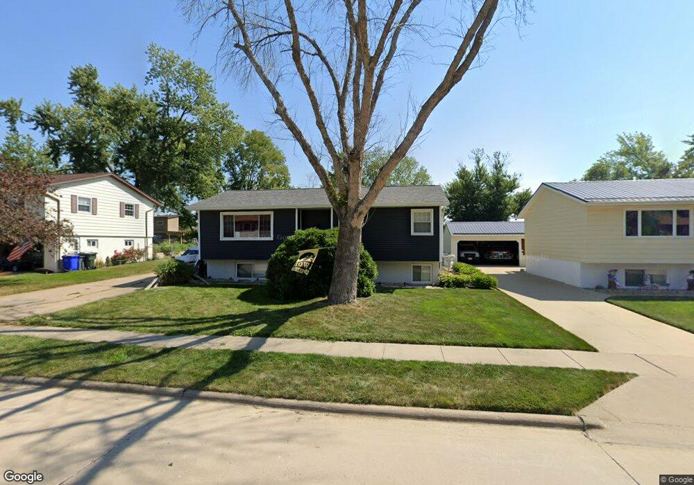 1121 38th St NW, Cedar Rapids, IA 52405 - photo 1