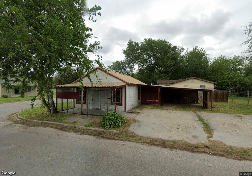 810 N Morris St, Beeville, TX 78102 - photo 1