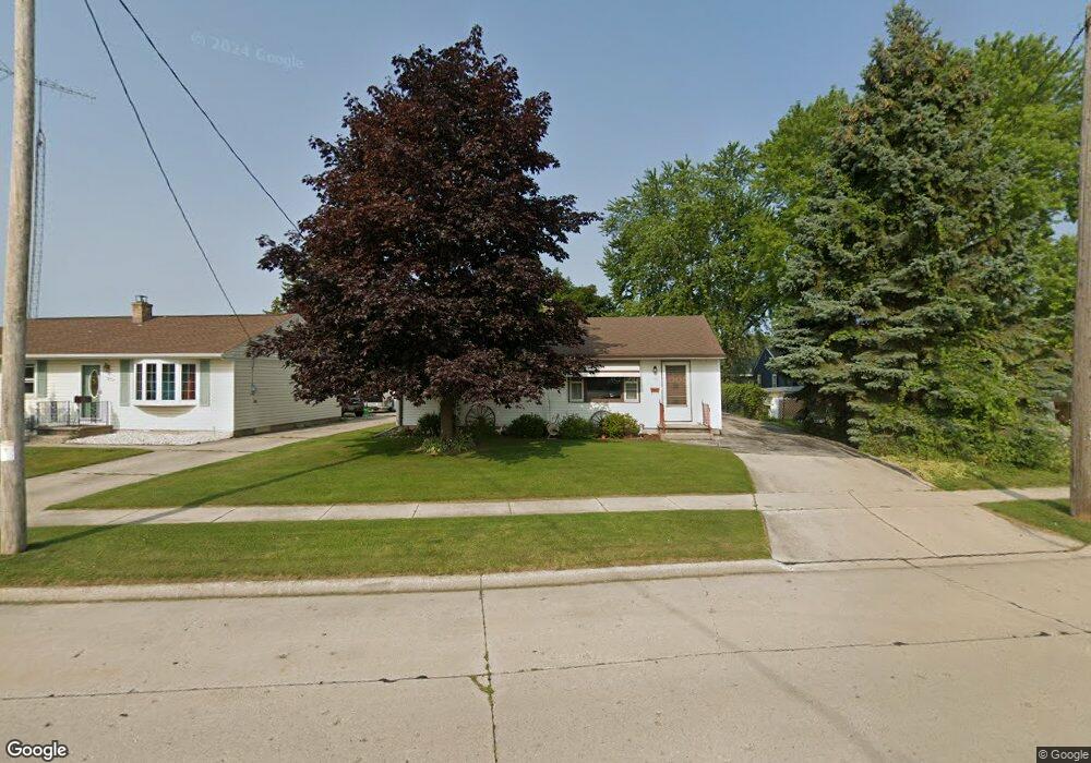 960 Circle Dr, Manitowoc, WI 54220 - photo 1