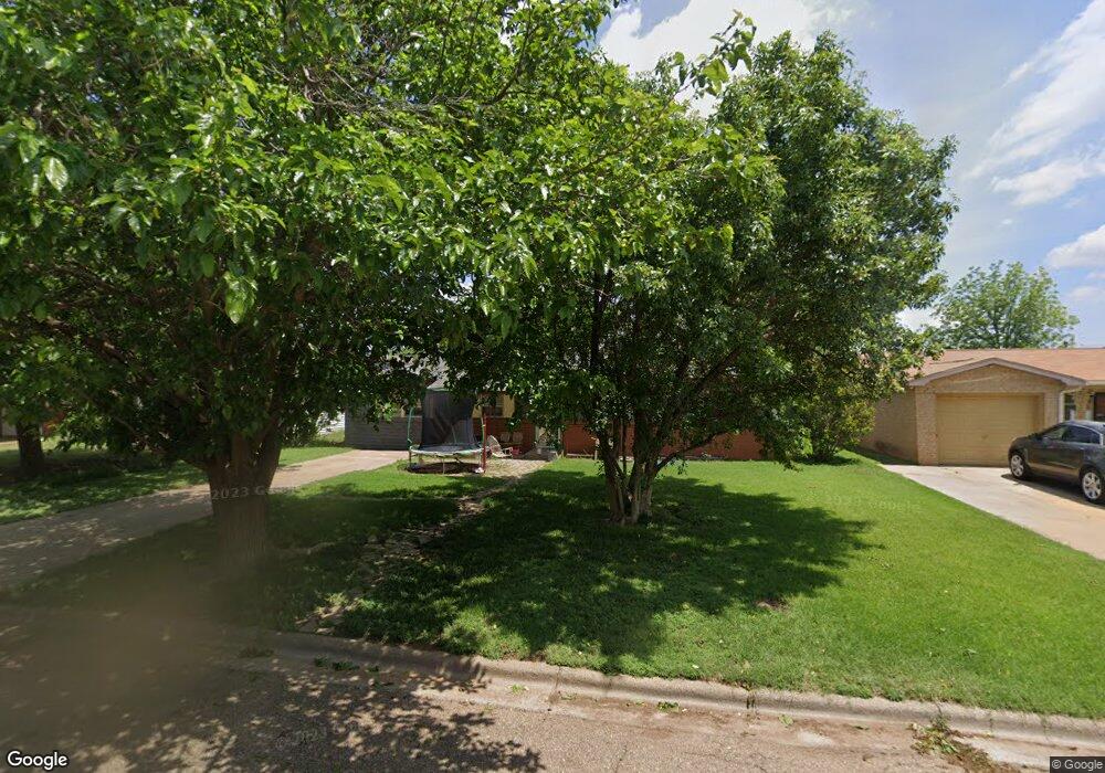 706 Zephyr St, Plainview, TX 79072 - photo 1