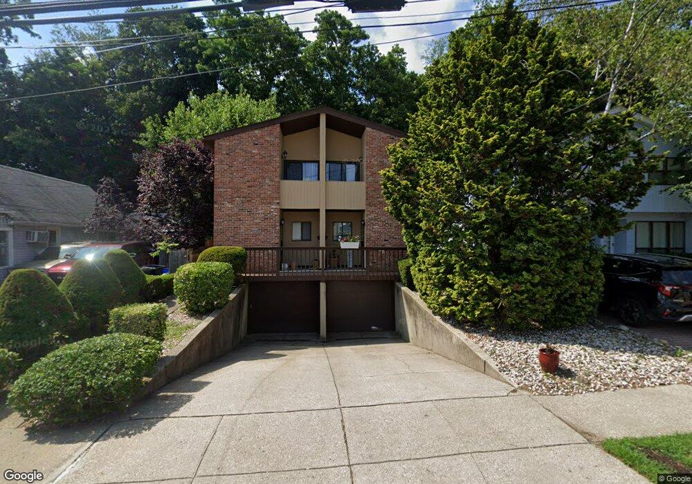 5 West Dr unit Right, Port Washington, NY 11050 - photo 1