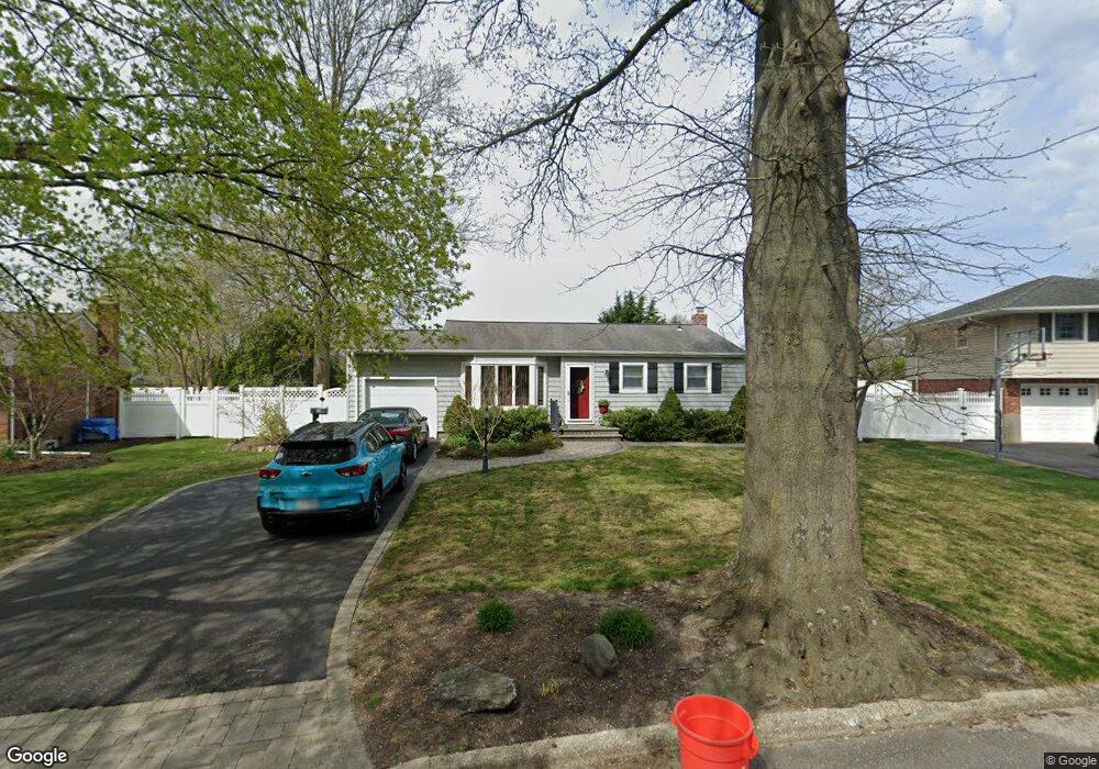 10 Sparton Ln, ComMacK, NY 11725 - photo 1