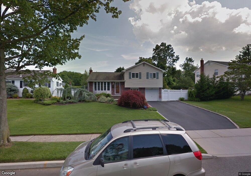 8 Dorian Ln, ComMacK, NY 11725 - photo 1