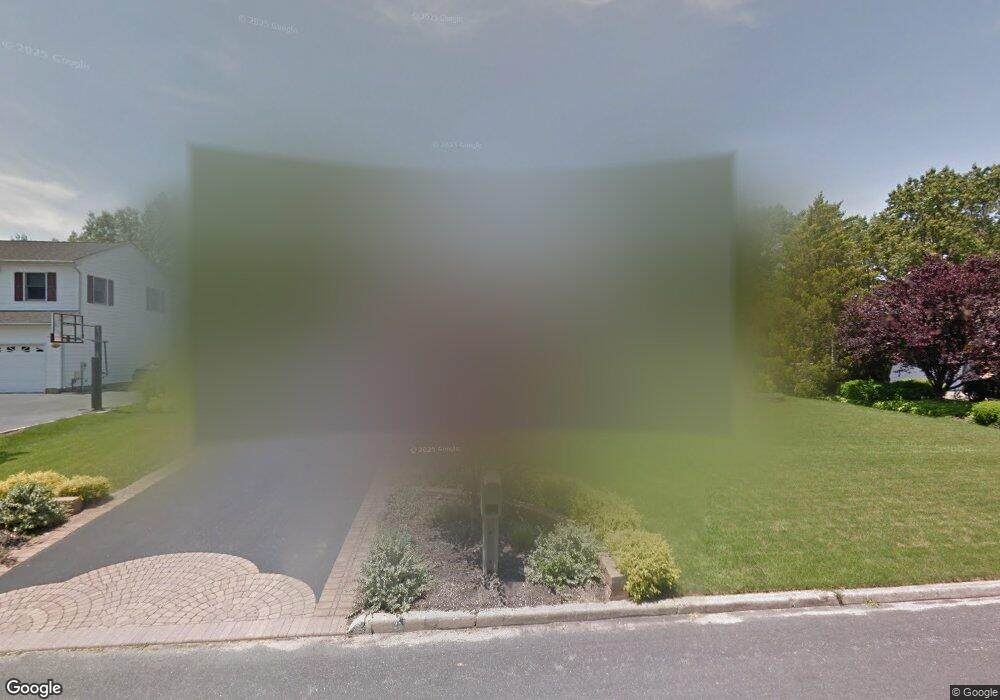 27 Oak Meadow Rd, ComMacK, NY 11725 - photo 1