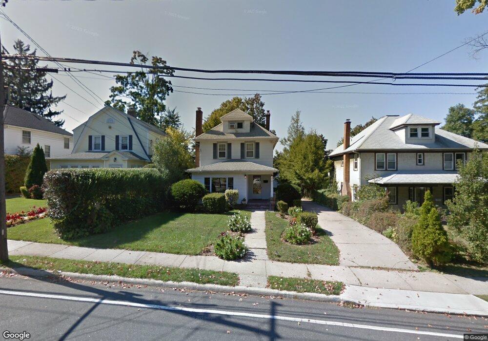 128 Hampshire Rd, Great Neck, NY 11023 - photo 1