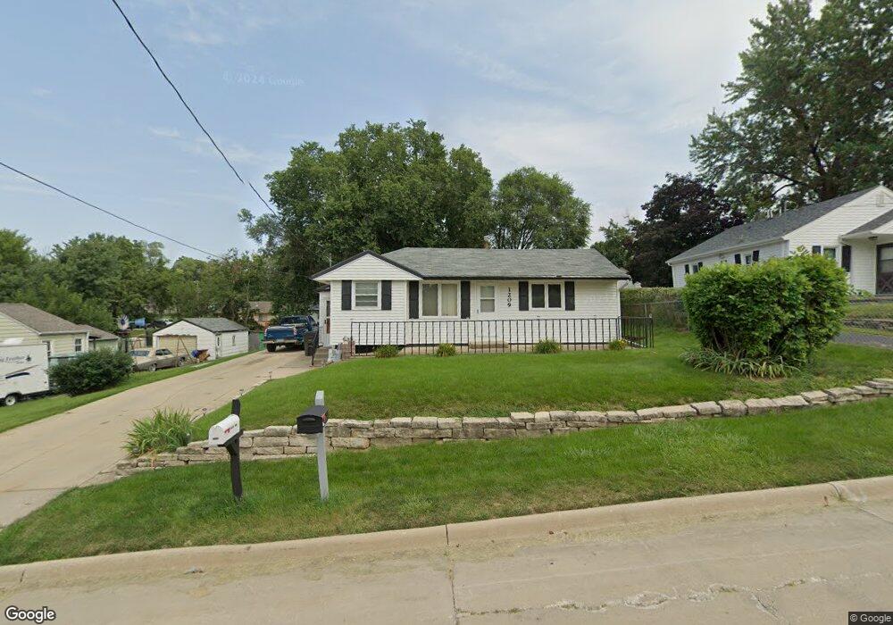 1209 Burnham Ave, Des Moines, IA 50315 - photo 1