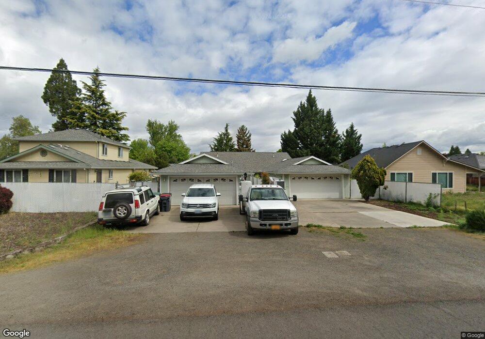 880 Beall Ln, Central Point, OR 97502 - photo 1