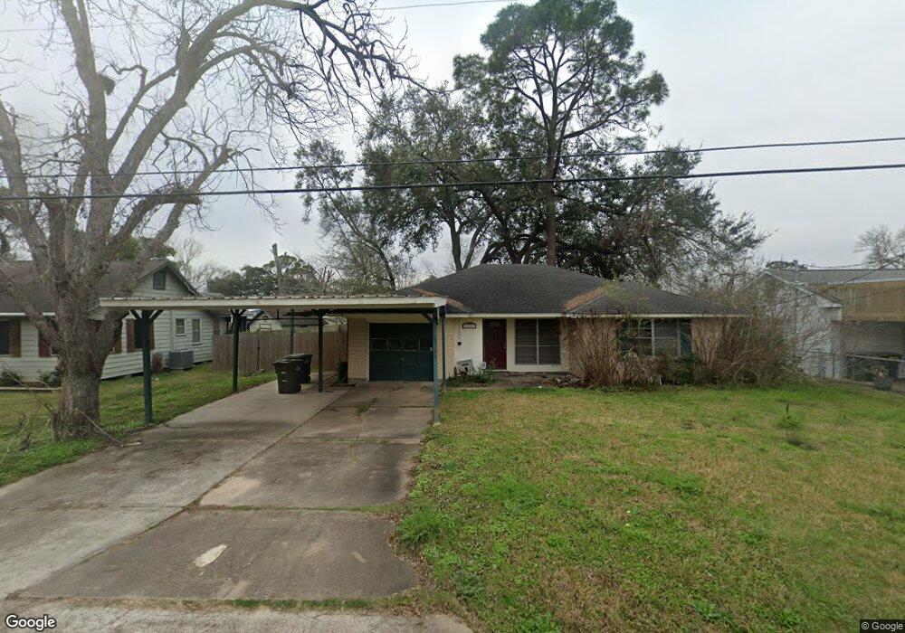 1026 W Willis St, Alvin, TX 77511 - photo 1