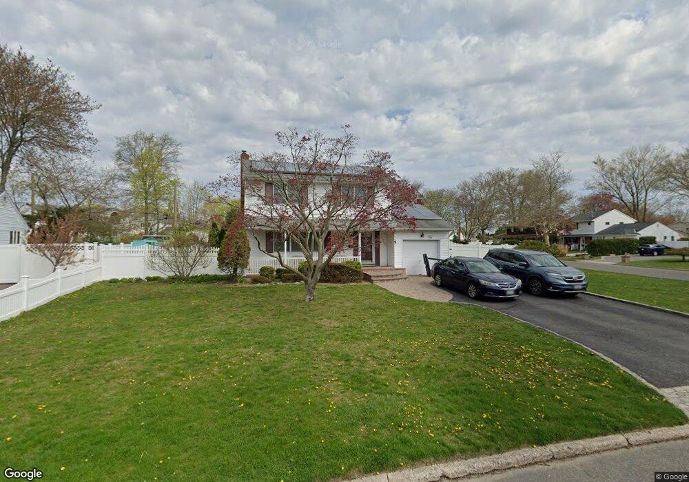 32 Montrose Dr, ComMacK, NY 11725 - photo 1