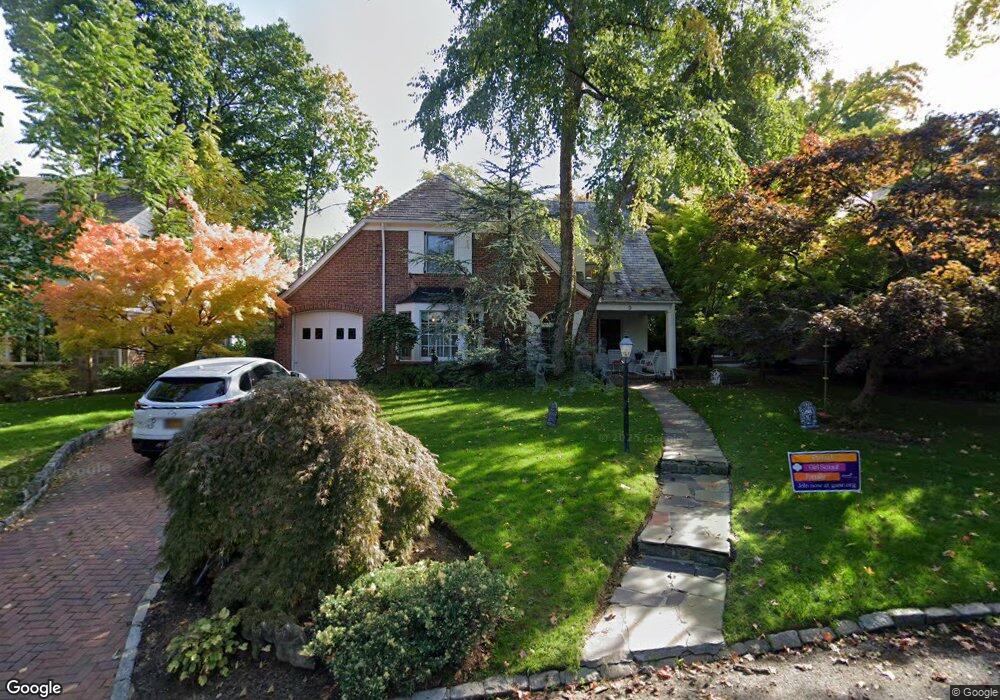 9 Ardsley Place, Great Neck, NY 11021 - photo 1