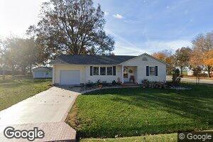 702 Parker St, Bartelso, IL 62218