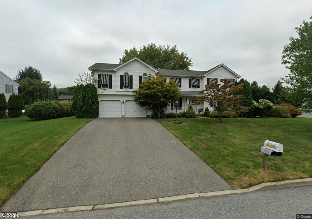 1091 Horizon Dr, Pen Argyl, PA 18072 - photo 1