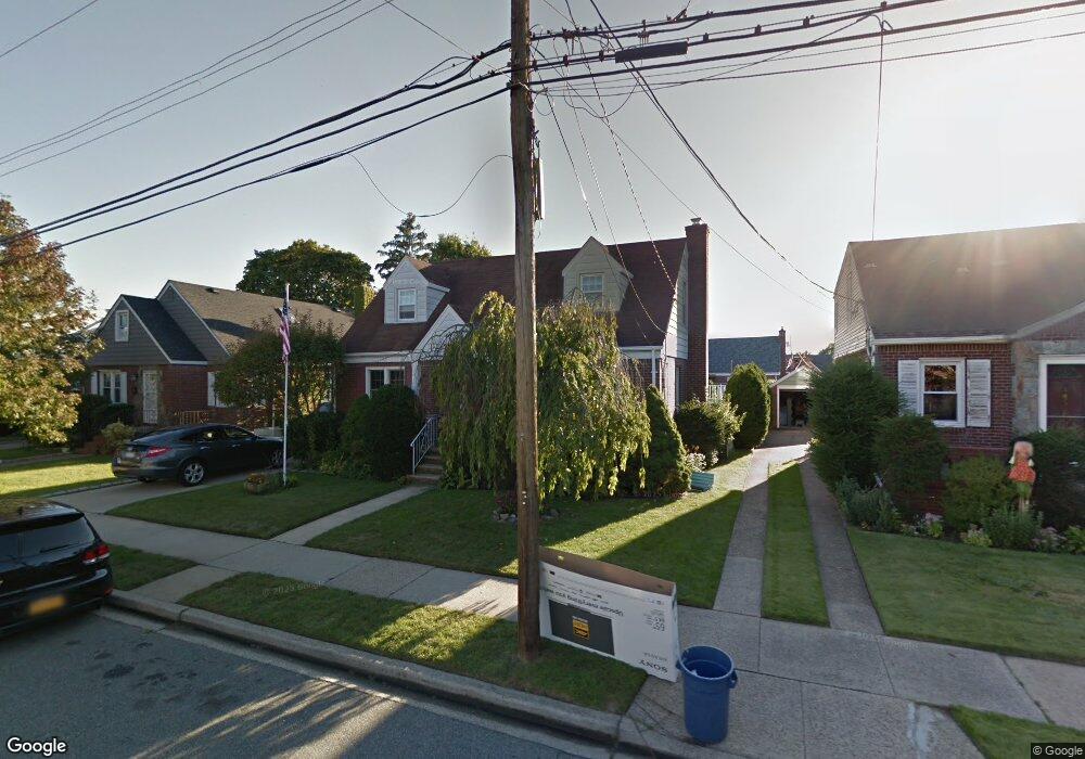 61 Lincoln Ave, New Hyde Park, NY 11040 - photo 1