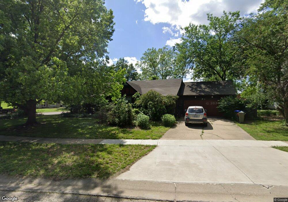 3233 SW MacVicar Ct, Topeka, KS 66611 - photo 1