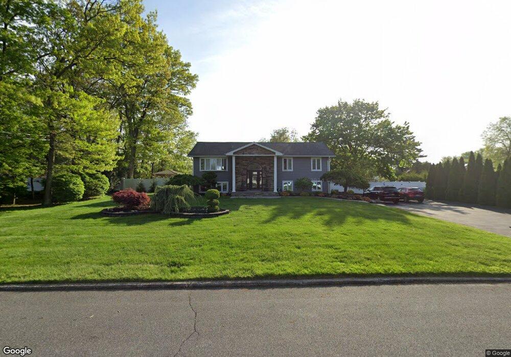 6 Feather Ln, ComMacK, NY 11725 - photo 1