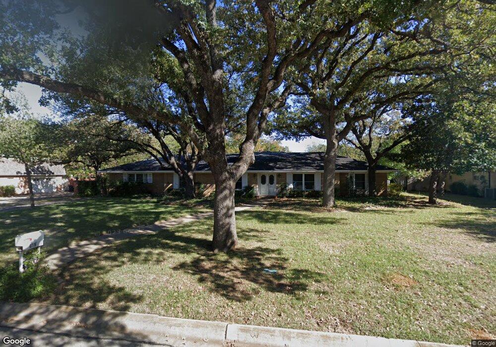 619 Ridgecrest Cir, Denton, TX 76205 - photo 1