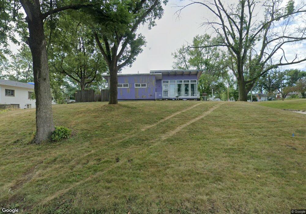 3001 Henderson Ave SE, Cedar Rapids, IA 52403 - photo 1