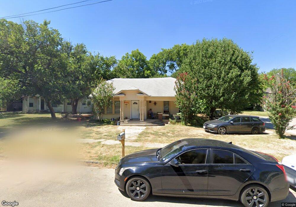 1329 E Pecan St, Gainesville, TX 76240 - photo 1