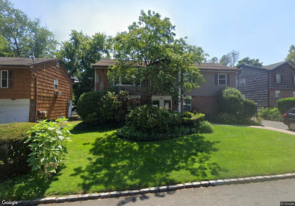 17 Alex Ln unit Upper, Glen Cove, NY 11542 - photo 1