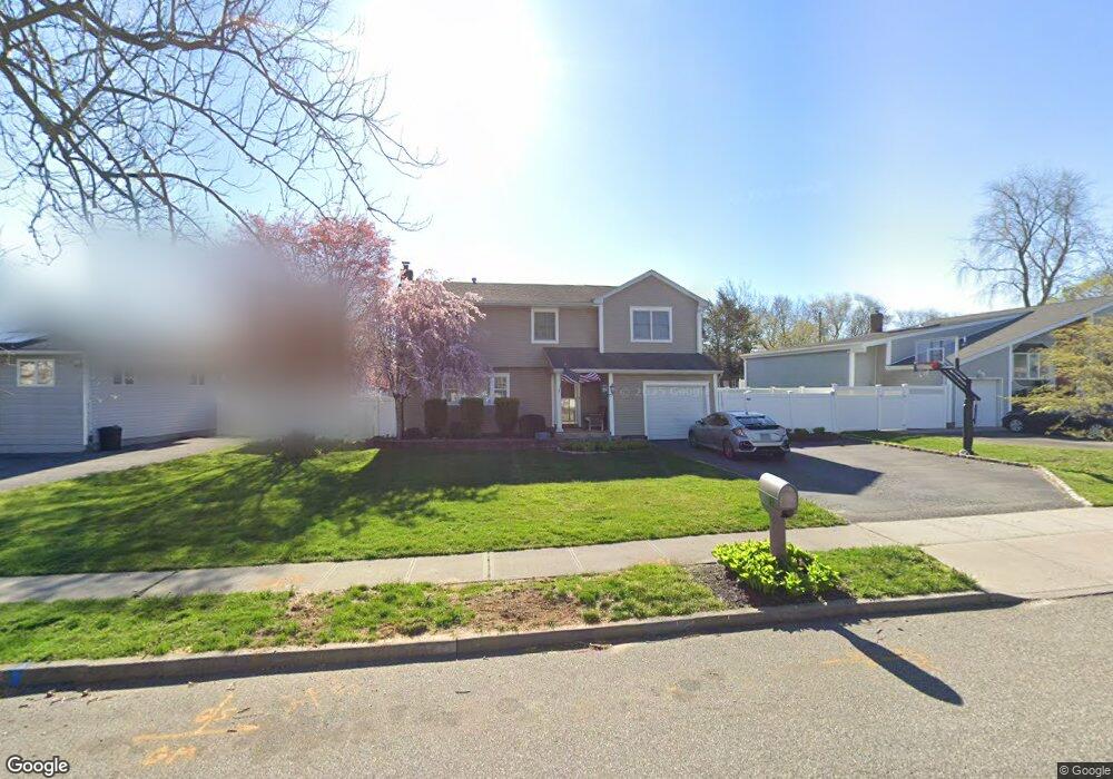 11 Algonquin Ln, ComMacK, NY 11725 - photo 1