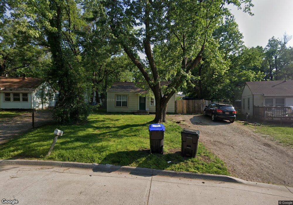 727 SE Pinecrest Dr, Topeka, KS 66605 - photo 1