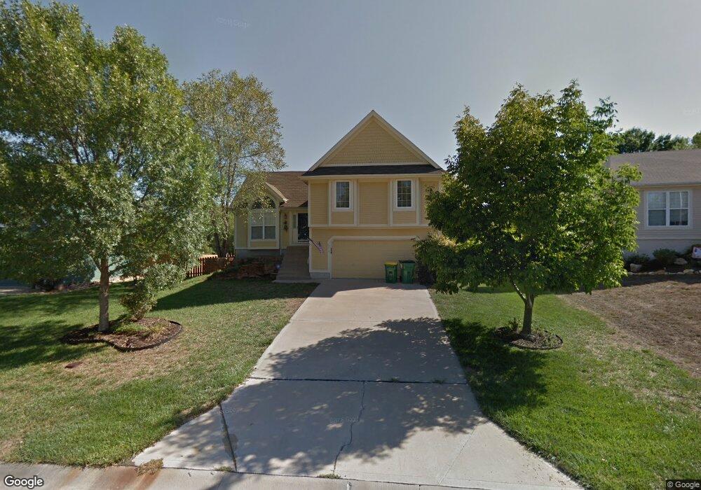 5173 Lakecrest Dr, Shawnee, KS 66218 - photo 1