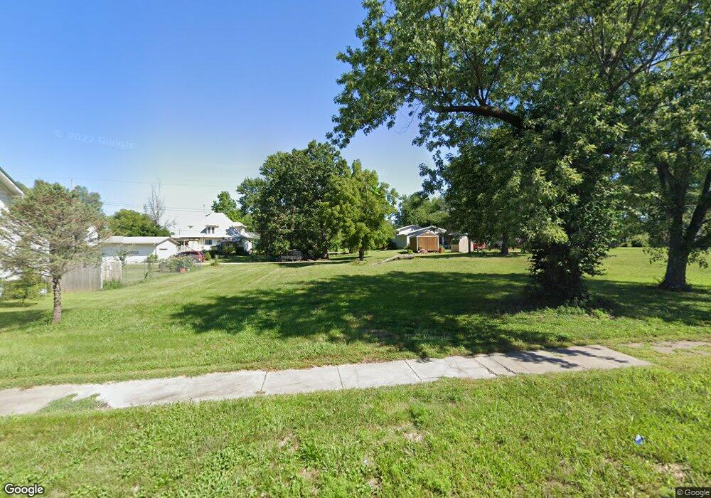 913 Myra St, Moberly, MO 65270 - photo 1