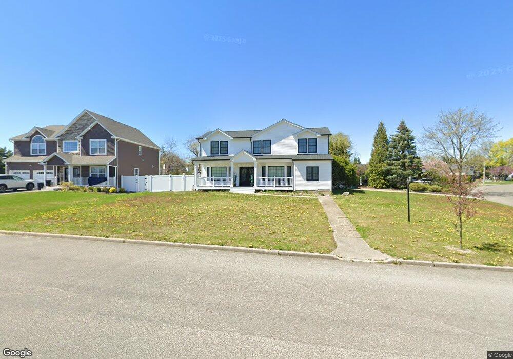 18 Beechwood Ln, ComMacK, NY 11725 - photo 1