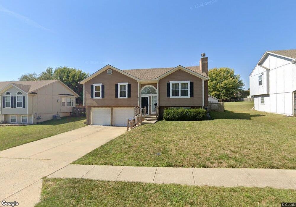 628 N Crest Dr, Raymore, MO 64083 - photo 1