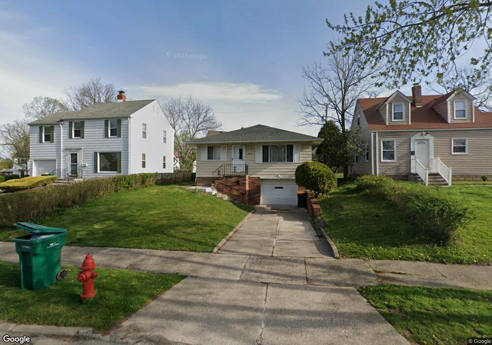 19701 Gardenview Dr, Maple Heights, OH 44137 - photo 1