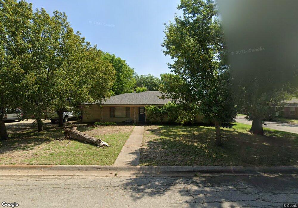 1302 Elmwood St, Gainesville, TX 76240 - photo 1