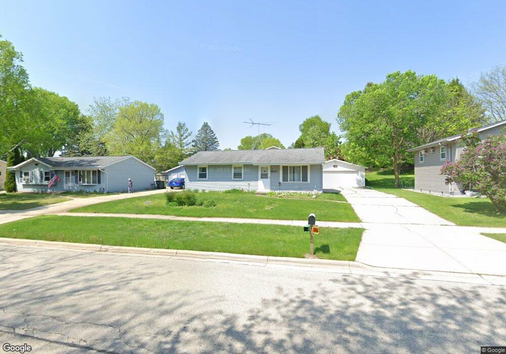 900 Villa Park Dr, West Bend, WI 53090 - photo 1