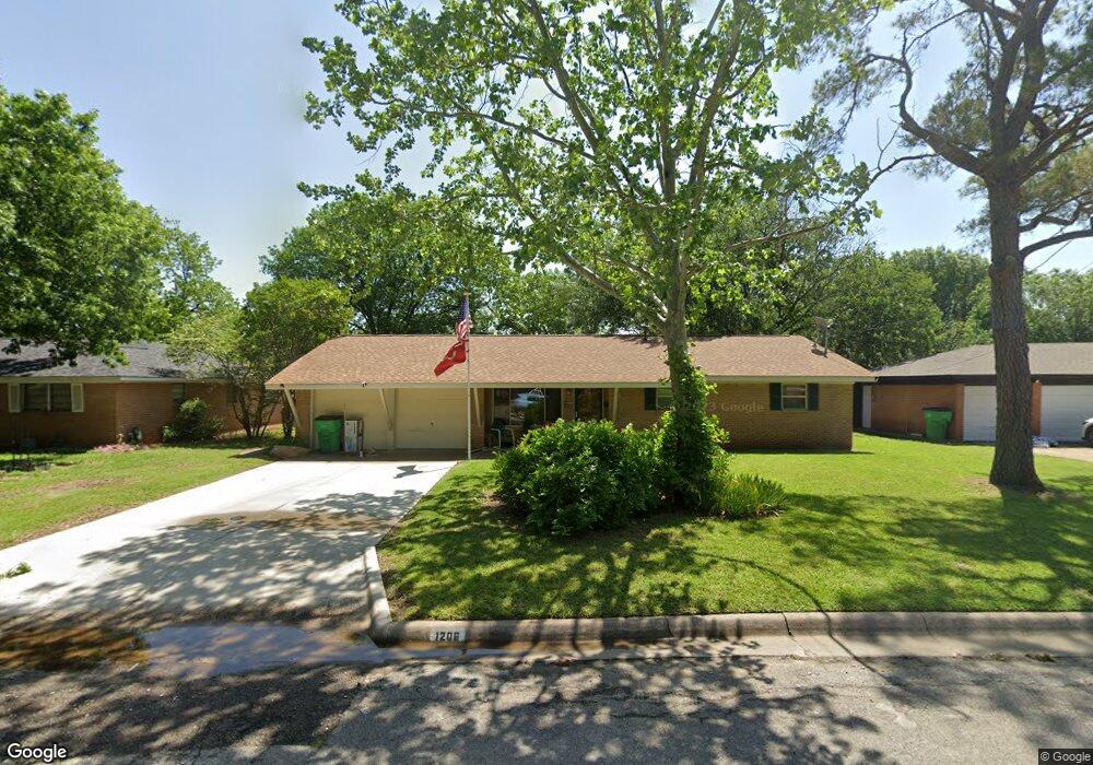 1206 Elmwood St, Gainesville, TX 76240 - photo 1