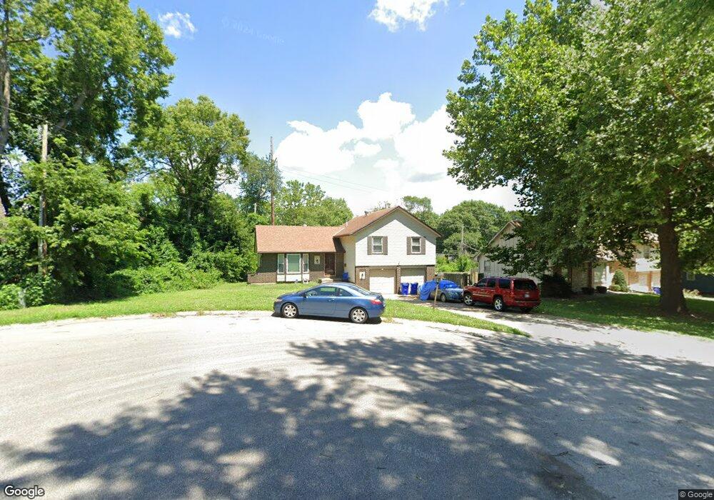 7207 Flint Dr, Shawnee, KS 66203 - photo 1