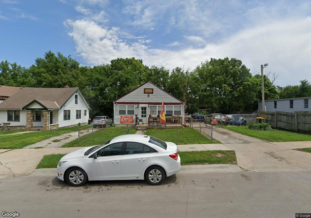 7033 Agnes Ave, Kansas City, MO 64132 - photo 1
