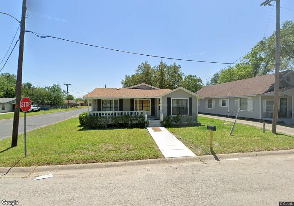 912 E Hutchinson St, Beeville, TX 78102 - photo 1